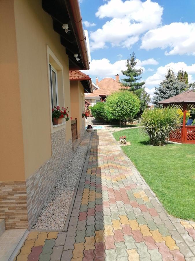 Kaktuszvirag Apartmanhaz Hajduszoboszlo Exterior photo
